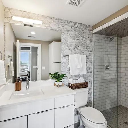 The Treehouse Stylish West Apartment