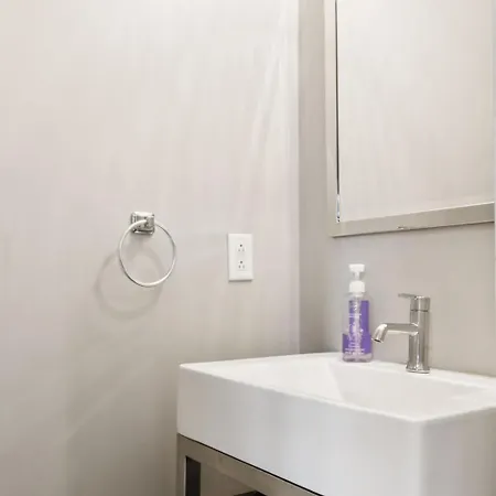 Spacious 3-story Townhome W Rooftop & Views Holiday home