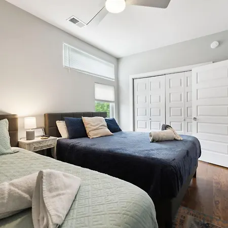 Spacious 3-story Townhome W Rooftop & Views Holiday home