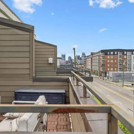 Spacious 3-story Townhome W Rooftop & Views Holiday home *