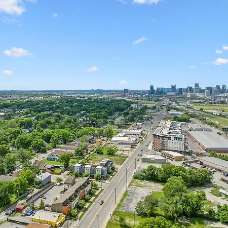 Spacious 3-story Townhome W Rooftop & Views *