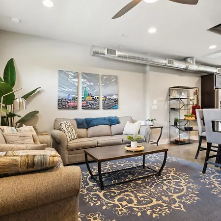 Spacious 3-story Townhome W Rooftop & Views Holiday home