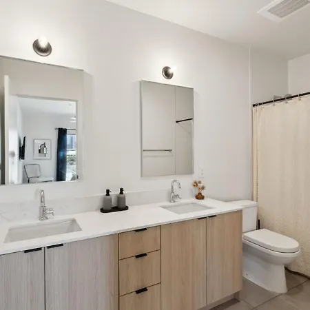 Skyline Nights Downtown Nash W/ Views, Pool, Gym *