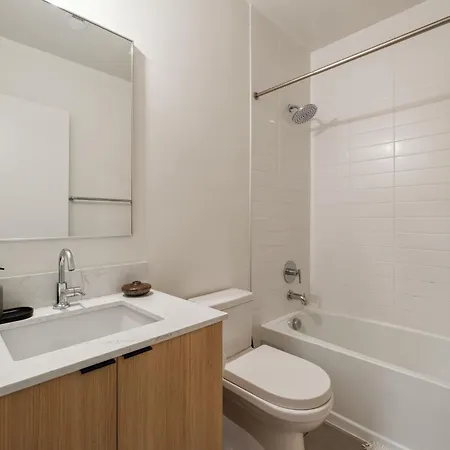 Skyline Nights Downtown Nash W/ Views, Pool, Gym Apartment