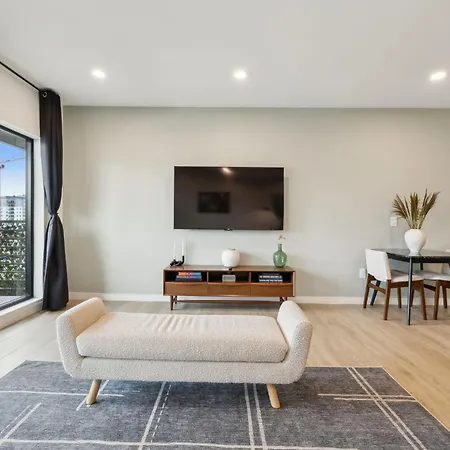 Skyline Nights Downtown Nash W/ Views, Pool, Gym Apartment Nashville