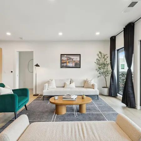 Skyline Nights Downtown Nash W/ Views, Pool, Gym Apartment Nashville