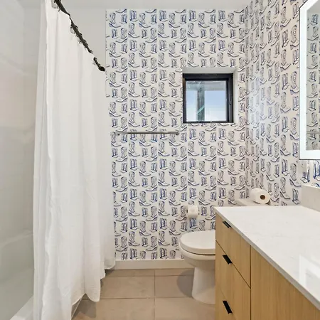 Walk To Broadway From Whiskey Glasses, Bach Party Approved With Pool And Gym *
