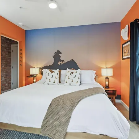 Walk To Broadway From Whiskey Glasses, Bach Party Approved With Pool And Gym *