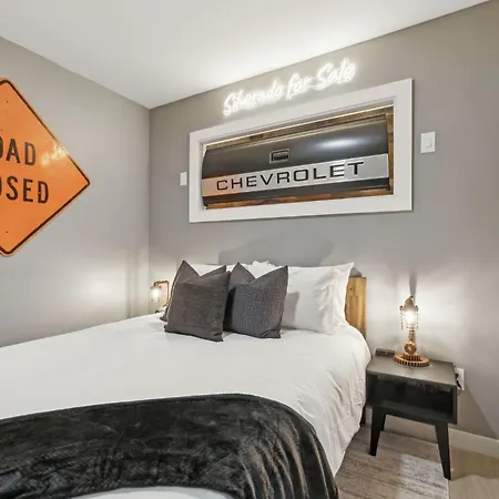 Walk To Broadway From Whiskey Glasses, Bach Party Approved With Pool And Gym Apartment *