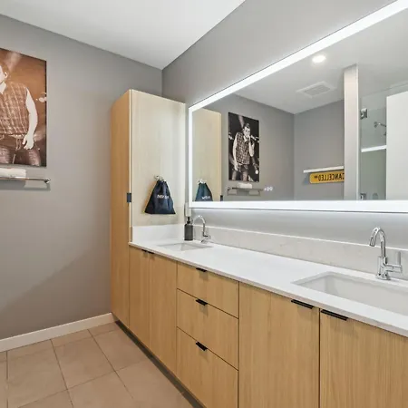 Walk To Broadway From Whiskey Glasses, Bach Party Approved With Pool And Gym Nashville