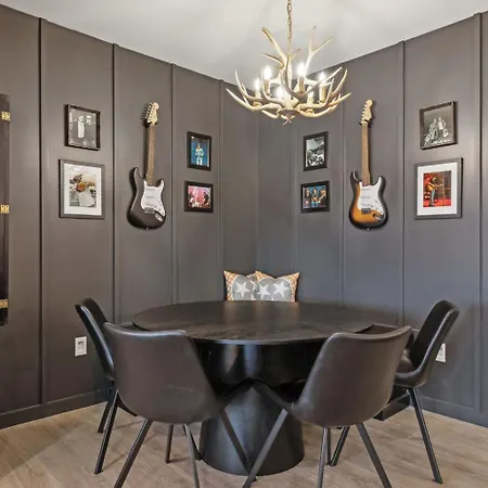 Walk To Broadway From Whiskey Glasses, Bach Party Approved With Pool And Gym Apartment *