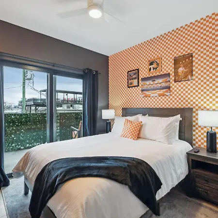 Walk To Broadway From Whiskey Glasses, Bach Party Approved With Pool And Gym * Nashville