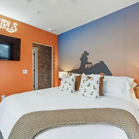Apartment Walk To Broadway From Whiskey Glasses, Bach Party Approved With Pool And Gym Nashville