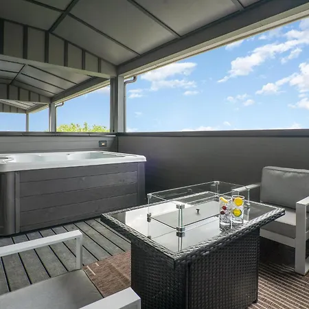 Holiday home Trillium-3 Unit Combo-private Decks-near Broadway