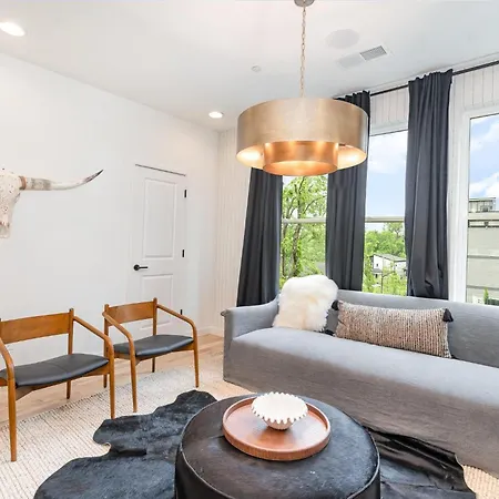 Round-up - Private Deck/hot Tub - 7 Mins Broadway