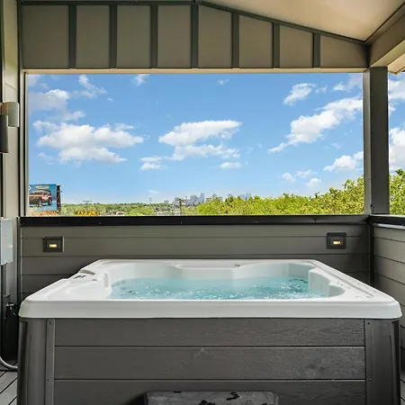 Holiday home Songbird Social - Hot Tub & Grill - Near Broadway