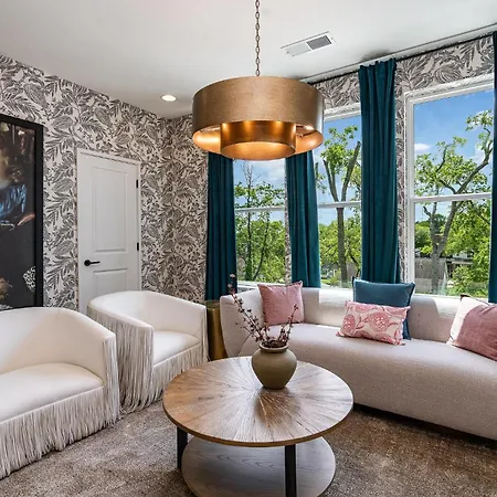 Holiday home Songbird Social - Hot Tub & Grill - Near Broadway *