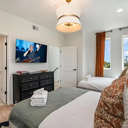 Holiday home Songbird Social - Hot Tub & Grill - Near Broadway *