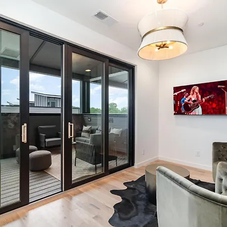 Holiday home Quadra-4 Unit Combo-rooftop Decks-mins To Broadway *
