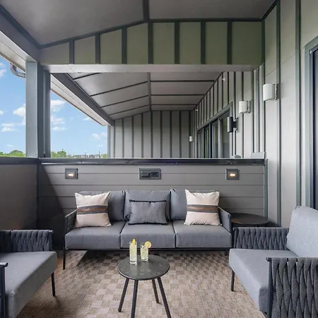 Holiday home Quadra-4 Unit Combo-rooftop Decks-mins To Broadway