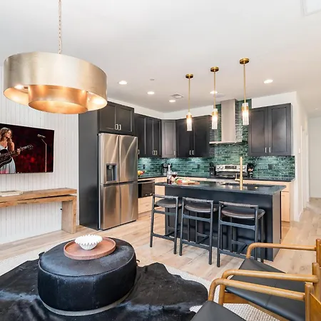 Quadra-4 Unit Combo-rooftop Decks-mins To Broadway Holiday home Nashville