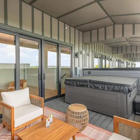 Quadra-4 Unit Combo-rooftop Decks-mins To Broadway Holiday home Nashville