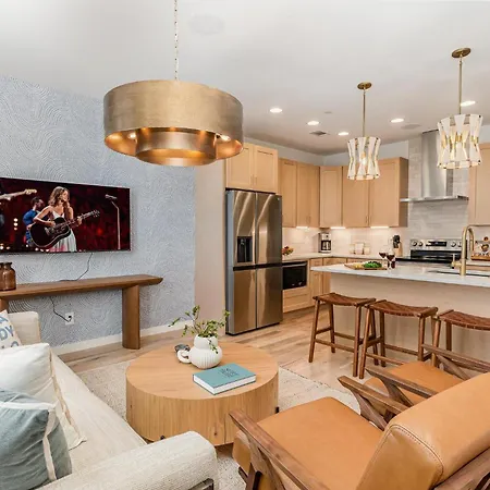 Holiday home Quadra-4 Unit Combo-rooftop Decks-mins To Broadway Nashville