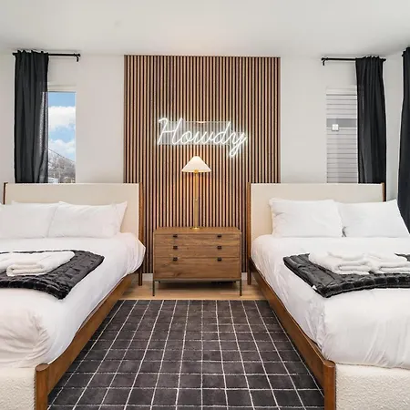 Huckleberry Outlaw-2 Units-hot Tub-near Broadway