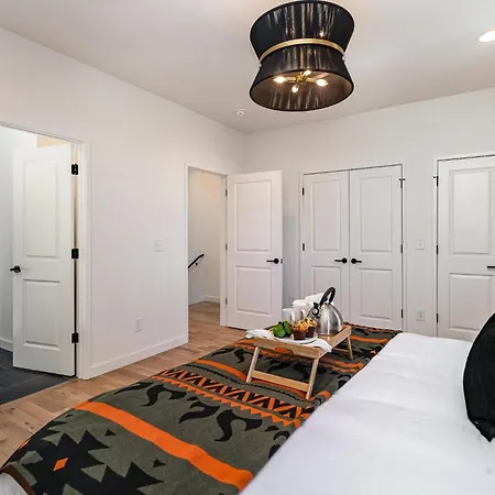 Huckleberry Outlaw-2 Units-hot Tub-near Broadway Holiday home