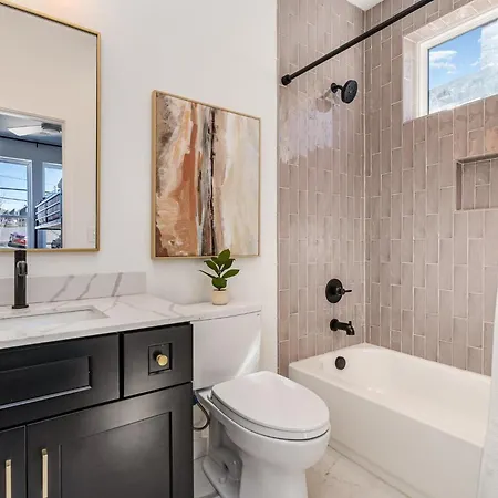 Huckleberry Outlaw-2 Units-hot Tub-near Broadway Holiday home *