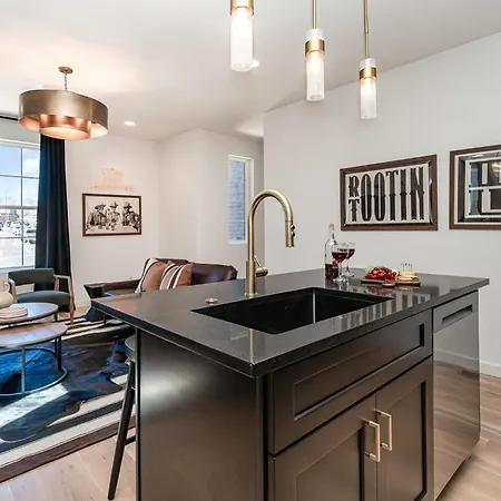 Huckleberry Outlaw-2 Units-hot Tub-near Broadway *