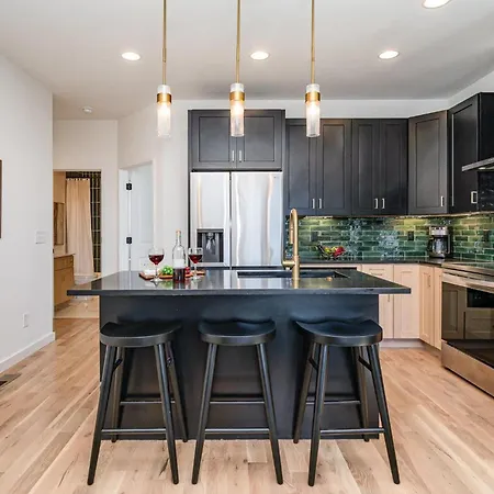 Huckleberry Outlaw-2 Units-hot Tub-near Broadway