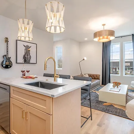 Huckleberry Outlaw-2 Units-hot Tub-near Broadway