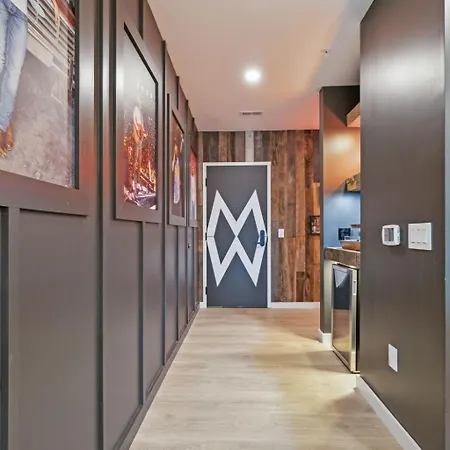 Walk To Broadway From Whiskey Glasses, Bach Party Approved With Pool And Gym Apartment Nashville