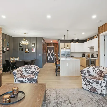 Walk To Broadway From Whiskey Glasses, Bach Party Approved With Pool And Gym Nashville