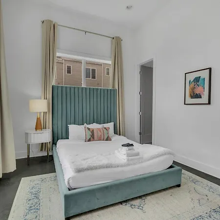 Holiday home 3 Lux Homes Huge Rooftop 2mi To Broadway Sleeps 36
