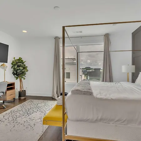 2 Lux Homes 2mi To Broadway Huge Rooftop Sleeps 24 Holiday home *