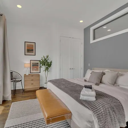 Huge Rooftop 5 Mins To Dwtn Sleeps 12 Holiday home