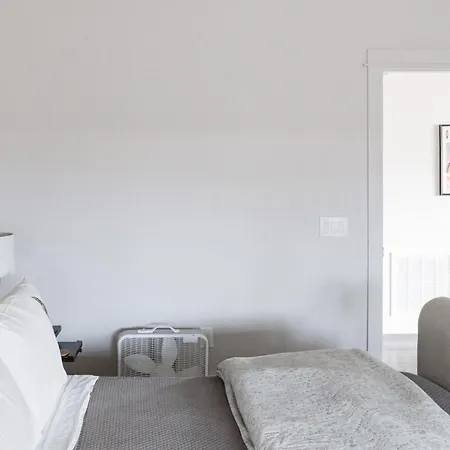 Stylish Renovated Craftsman With Pool And Garden Escape Holiday home
