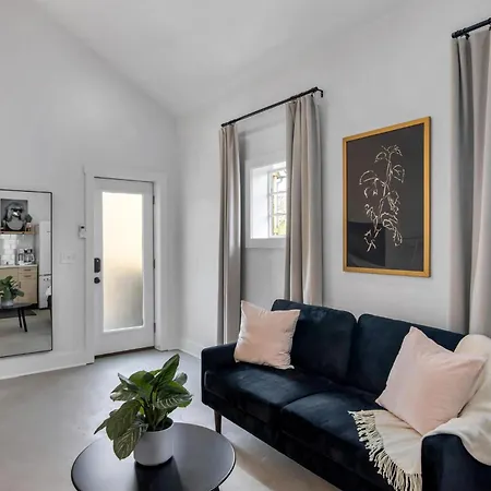 The Woodland Carriage House By Local Apartment *