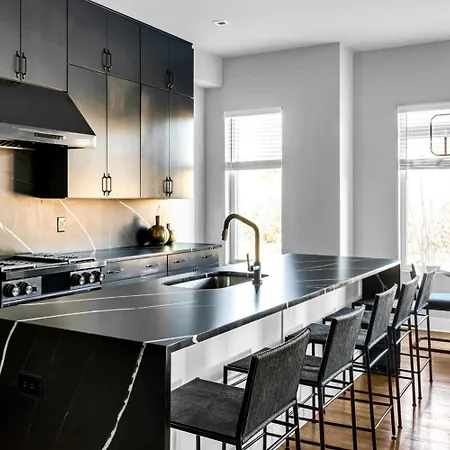 The Onyx Edge By Local Holiday home *