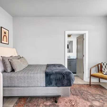 The Onyx Edge By Local Holiday home *