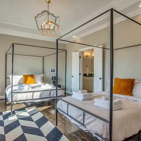 The London On Acklen By Local *