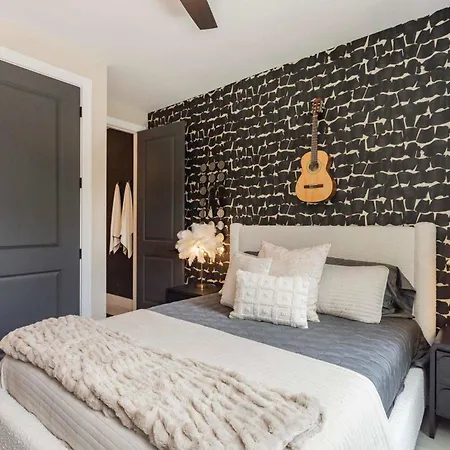 Holiday home Brand New Elegance Rooftop Views Of