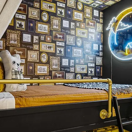 Luxe Trio Sleeps 21 And Rooftop Access Apartment *