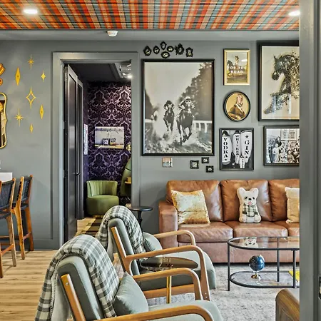 Apartment Luxe Trio Sleeps 21 And Rooftop Access