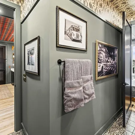 Apartment Luxe Trio Sleeps 21 And Rooftop Access