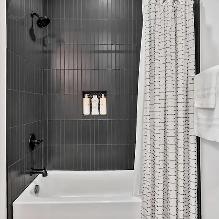 Luxe Trio Sleeps 21 And Rooftop Access Nashville