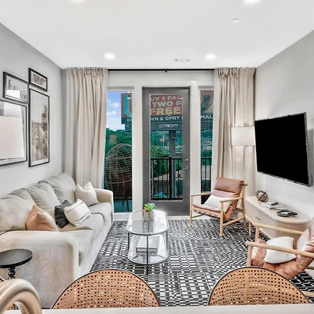 Luxe Trio Sleeps 21 And Rooftop Access Nashville