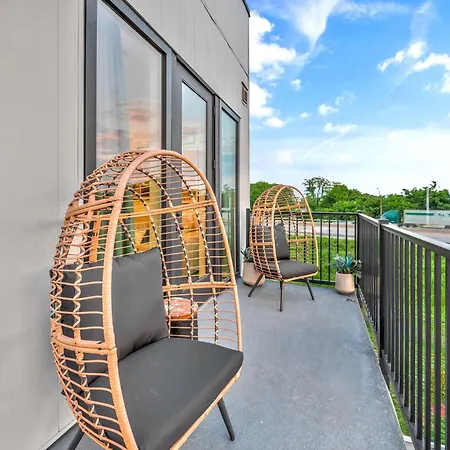 Apartment Luxe Trio Sleeps 21 And Rooftop Access